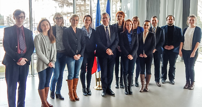 Wspólne zdjęcie uczestników spotkania w Ambasadzie Francji 